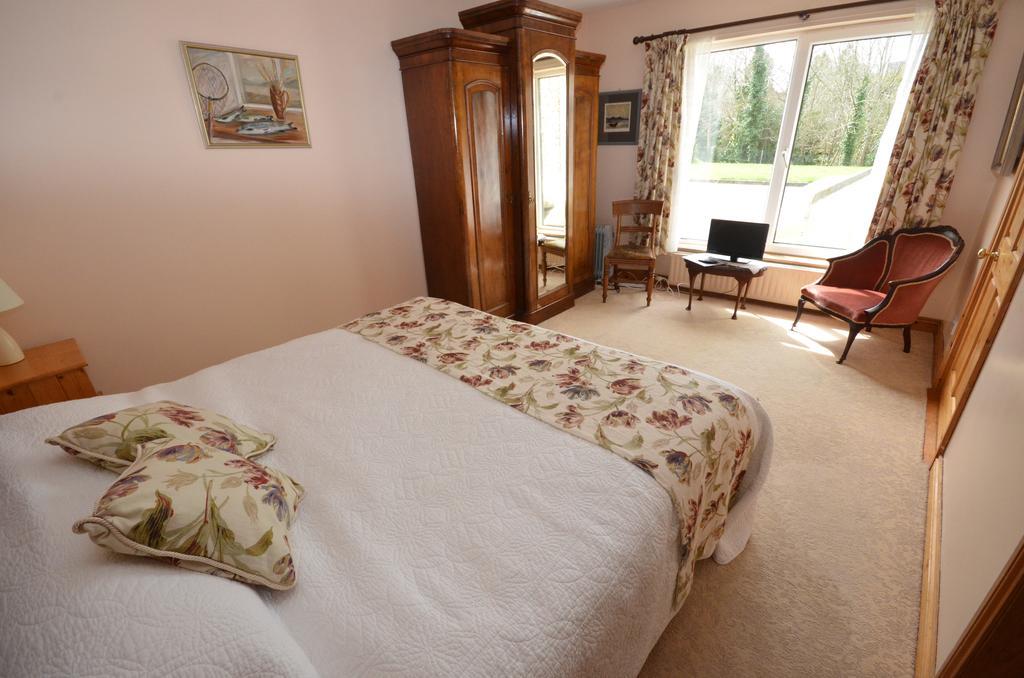 Camillaun Lodge With Lough Corrib Boat Hire Oughterard Room photo