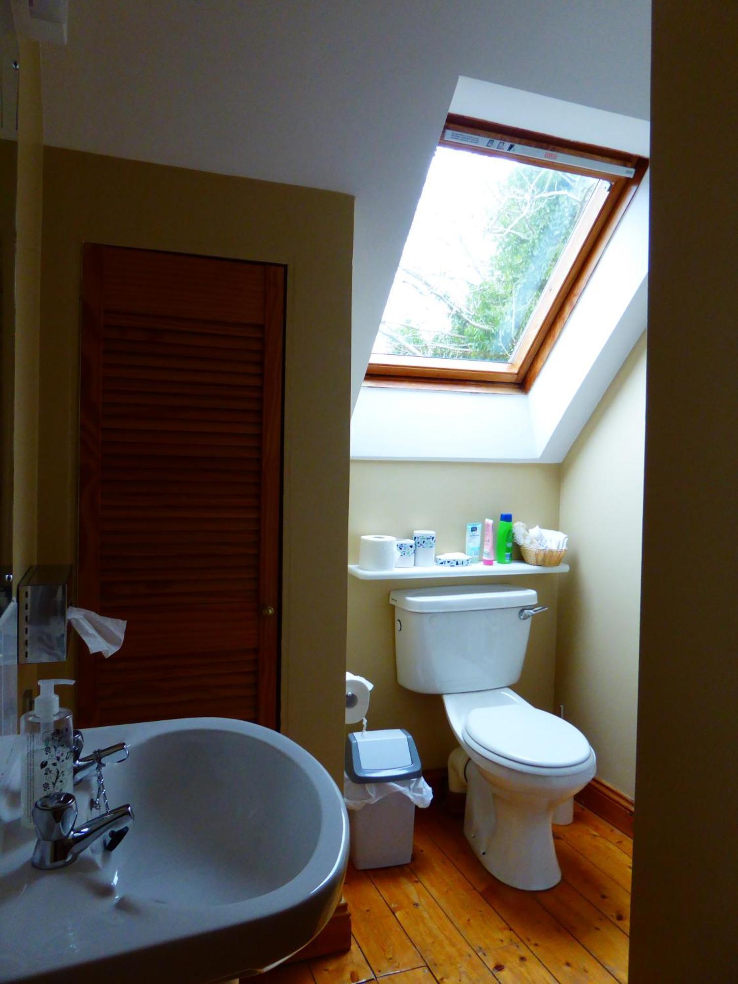 Camillaun Lodge With Lough Corrib Boat Hire Oughterard Room photo